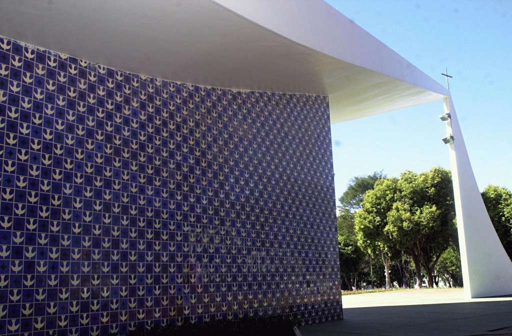 Painel_de_azulejos_-_Athos_Bulcao_-_Brasilia